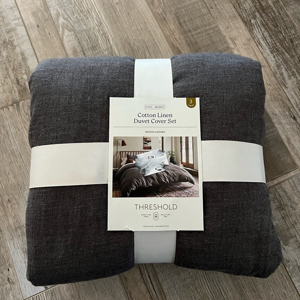 Full/queen duvet, dark gray linen. Super nice and comfy:)